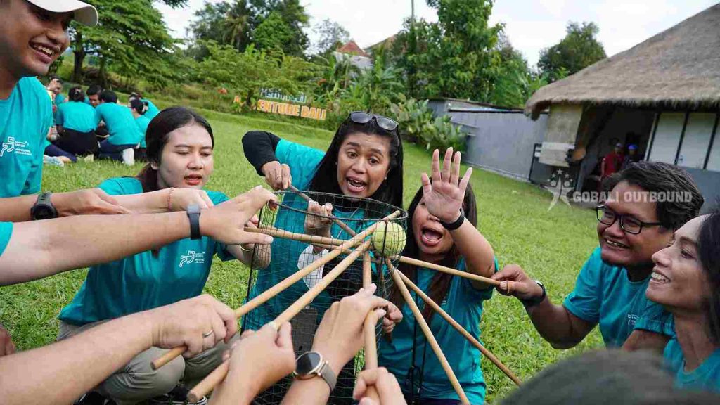 take me out mengeluarkan bola dengan menggunakan stik