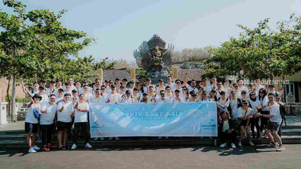 foto bersama saat melakukan aktivitas amazing race di bali