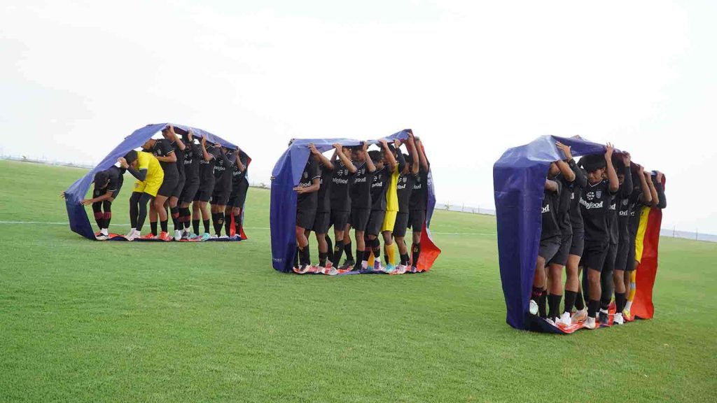Peserta melakukan berbagai fun games seru dalam kegiatan team building di Bali.