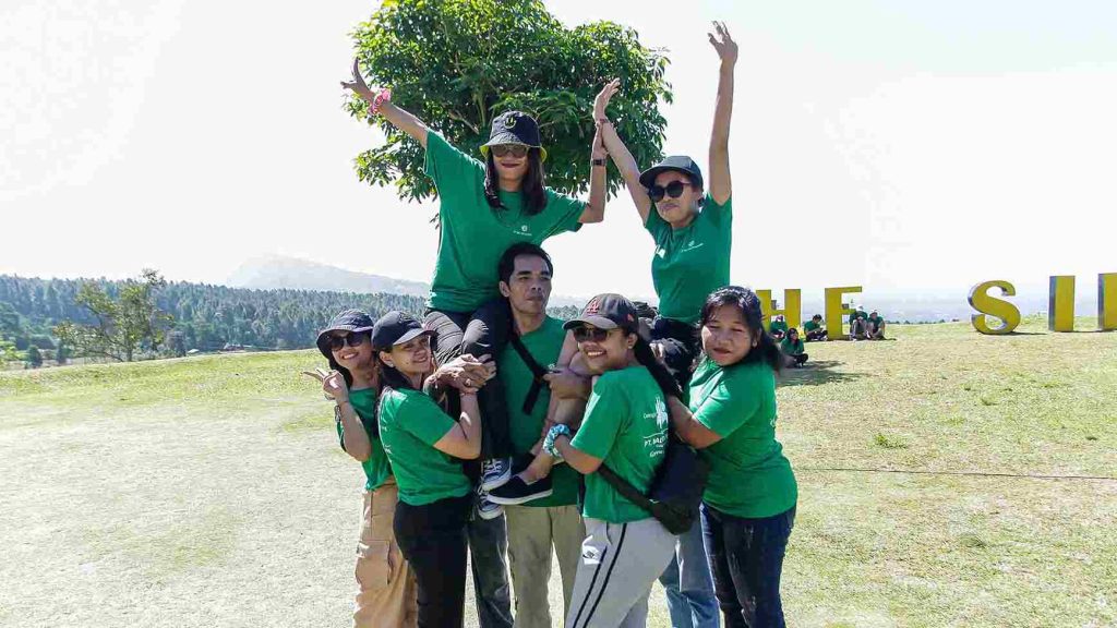 Tim menikmati aktivitas outbound di kawasan pegunungan Bali yang menantang dan menyenangkan.