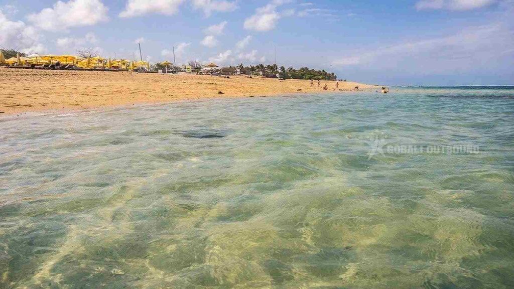 Pantai Batu Jimbar Sanur dengan suasana tenang, pasir putih, dan jalur pedestrian ikonik