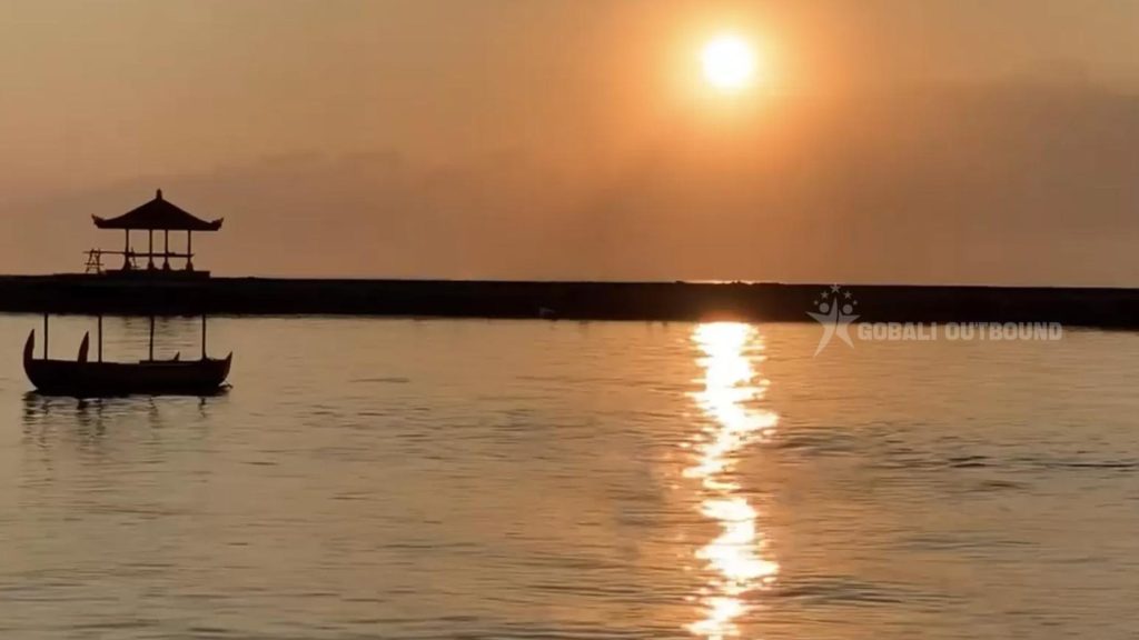 Pantai Karang Sanur dengan gazebo ikonik di tengah laut dangkal