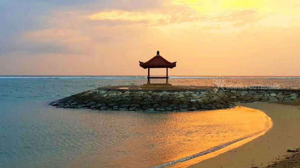 Pantai Matahari Terbit di Sanur dengan ombak tenang dan perahu jukung tradisional