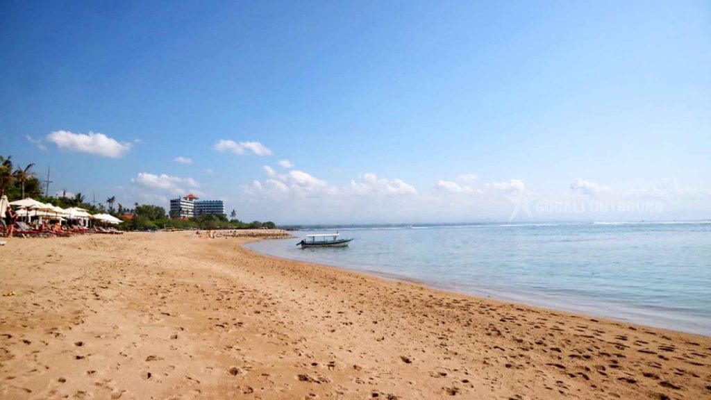 Pantai Segara Ayu Sanur dengan pasir putih dan air laut jernih