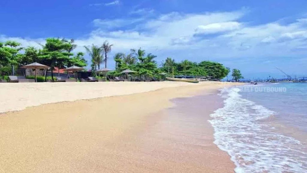 Pemandangan Pantai Semawang Sanur dengan pasir putih dan perahu jukung tradisional
