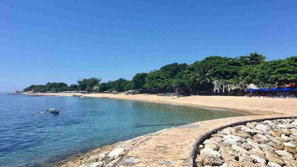 Pemandangan Pantai Sindhu Sanur dengan aktivitas wisatawan dan perahu tradisional