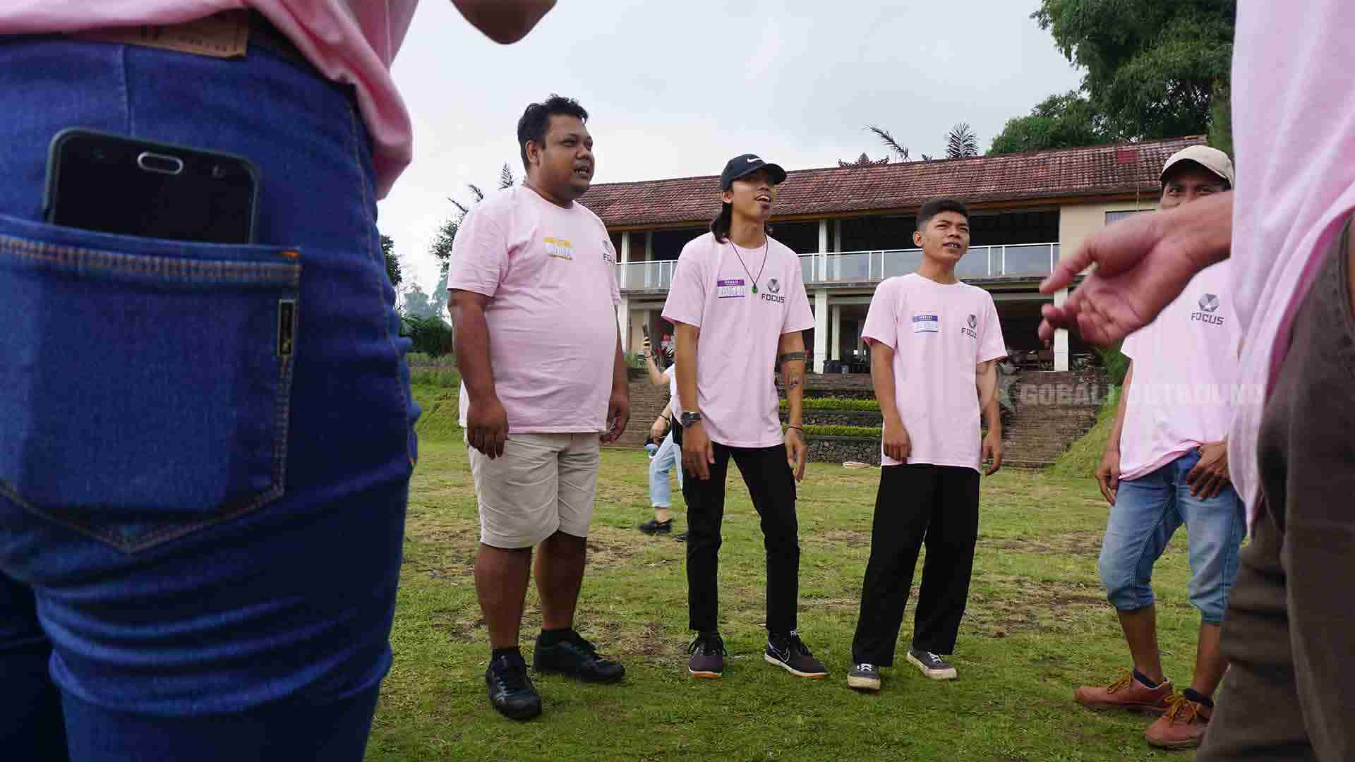 Aktivitas kerja sama tim Focus Production saat outbound di The Silas Bali