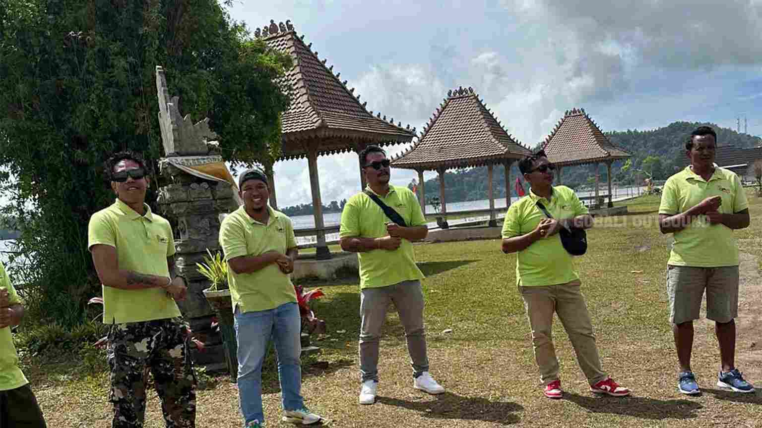 Sesi ice breaking Gili-Gili Fast Boat dalam program team building di The Jineng Bedugul