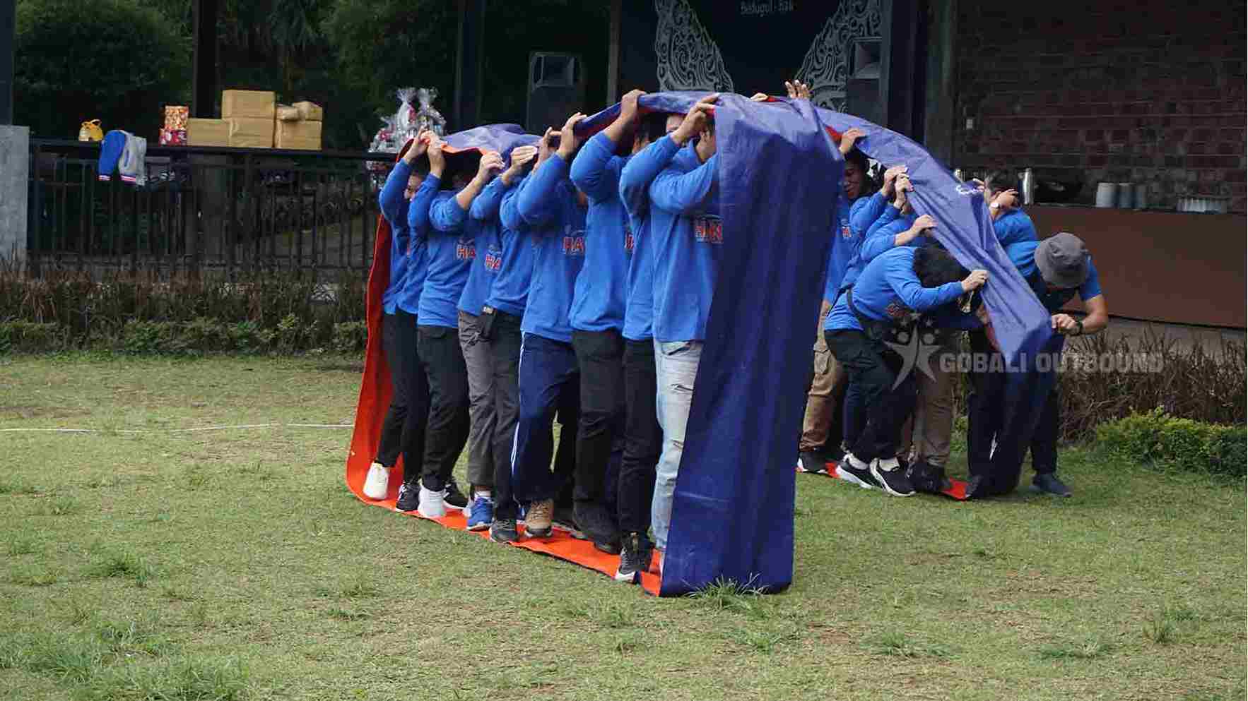 Tantangan kerja sama tim peserta BNN Denpasar dalam kegiatan outbound di The Sila’s