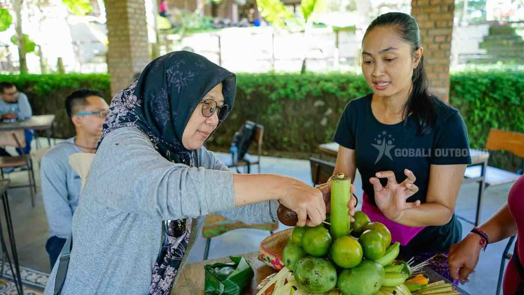 membuat-gebogan-khas-bali