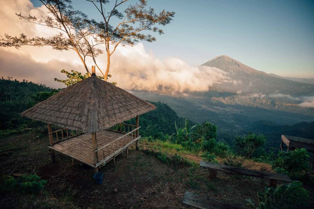 Wisata Karangasem Bali dengan pemandangan alam dan Gunung Agung yang memukau.