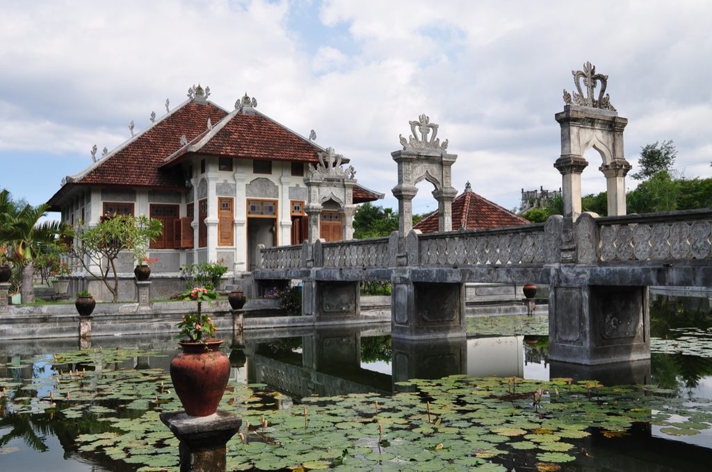Destinasi wisata Karangasem Bali yang populer untuk liburan keluarga dan fotografi.